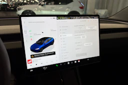 sininen Tesla Model 3 2024 kuva 26.