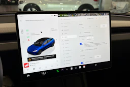 sininen Tesla Model 3 2024 kuva 27.