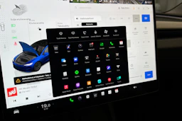 sininen Tesla Model 3 2024 kuva 29.