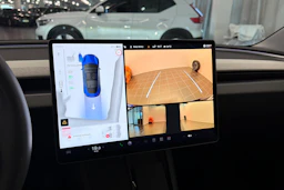 sininen Tesla Model 3 2024 kuva 30.