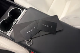 sininen Tesla Model 3 2024 kuva 32.