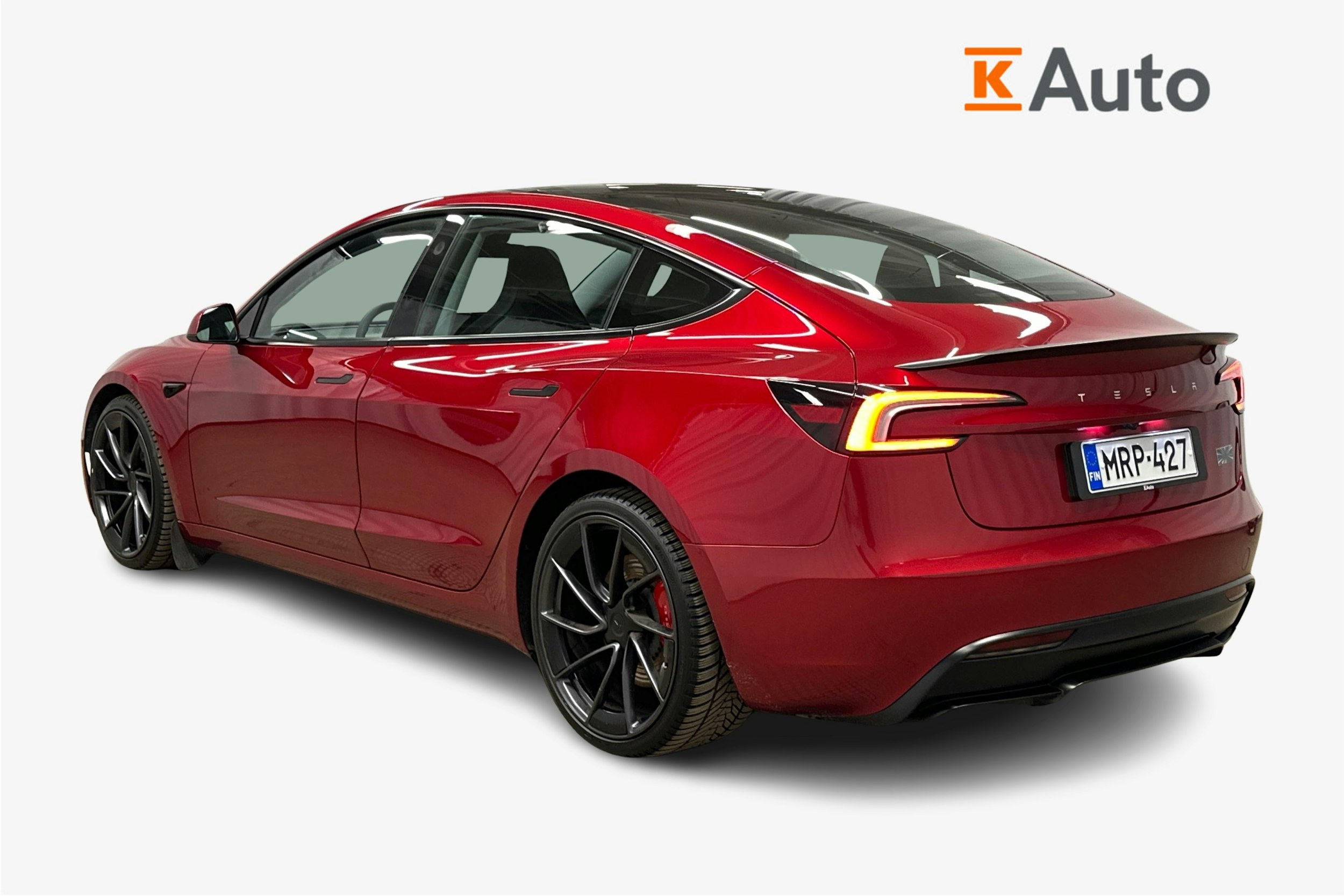 punainen Tesla Model 3 2024 kuva 2.