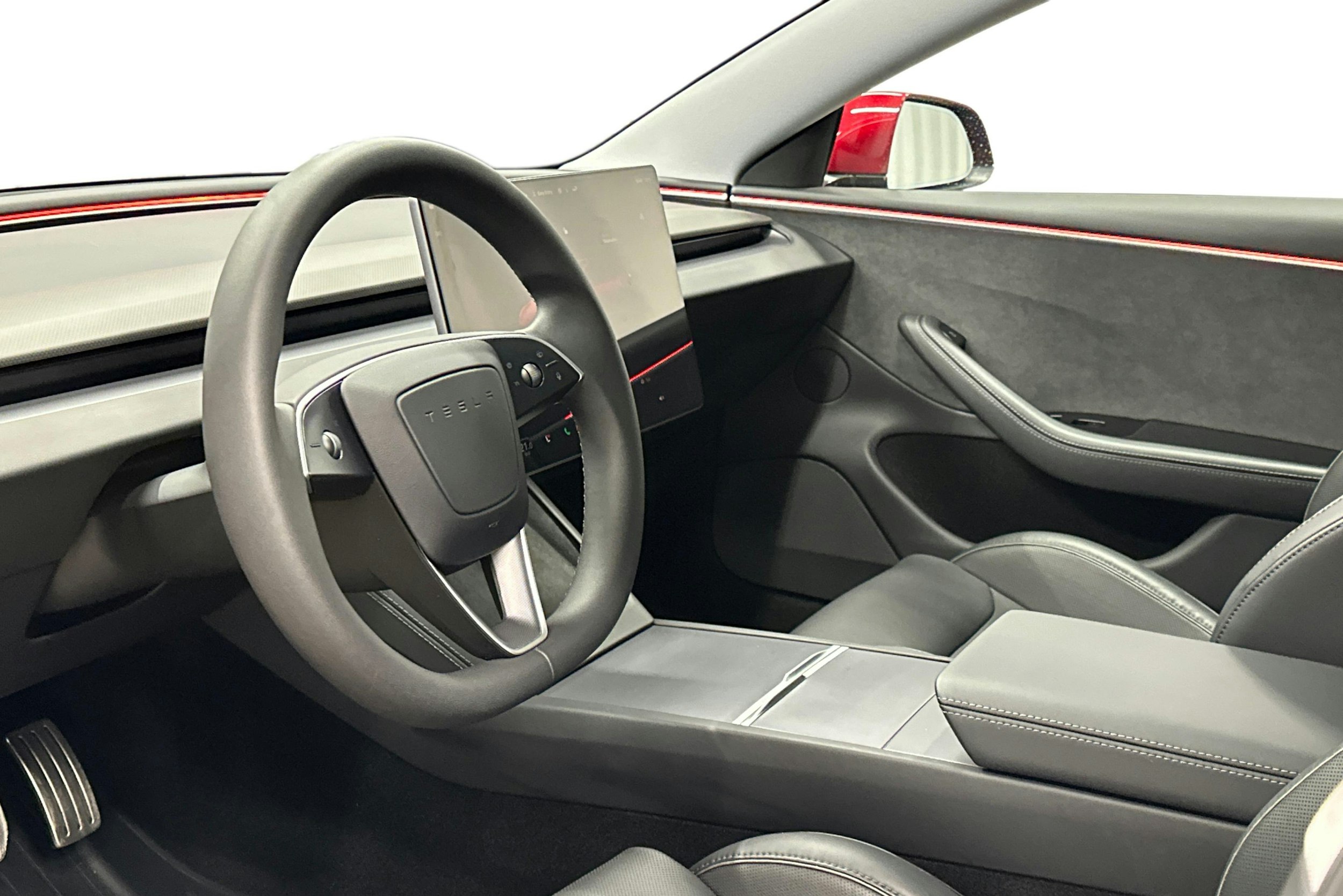 punainen Tesla Model 3 2024 kuva 7.