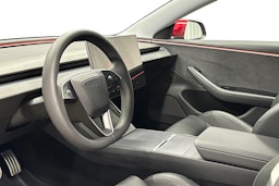 punainen Tesla Model 3 2024 kuva 7.