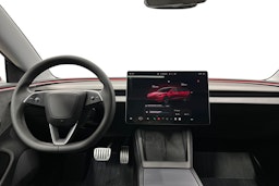 punainen Tesla Model 3 2024 kuva 9.
