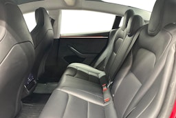 punainen Tesla Model 3 2024 kuva 10.