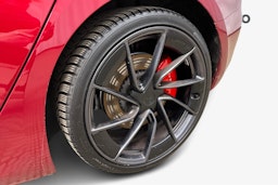 punainen Tesla Model 3 2024 kuva 11.