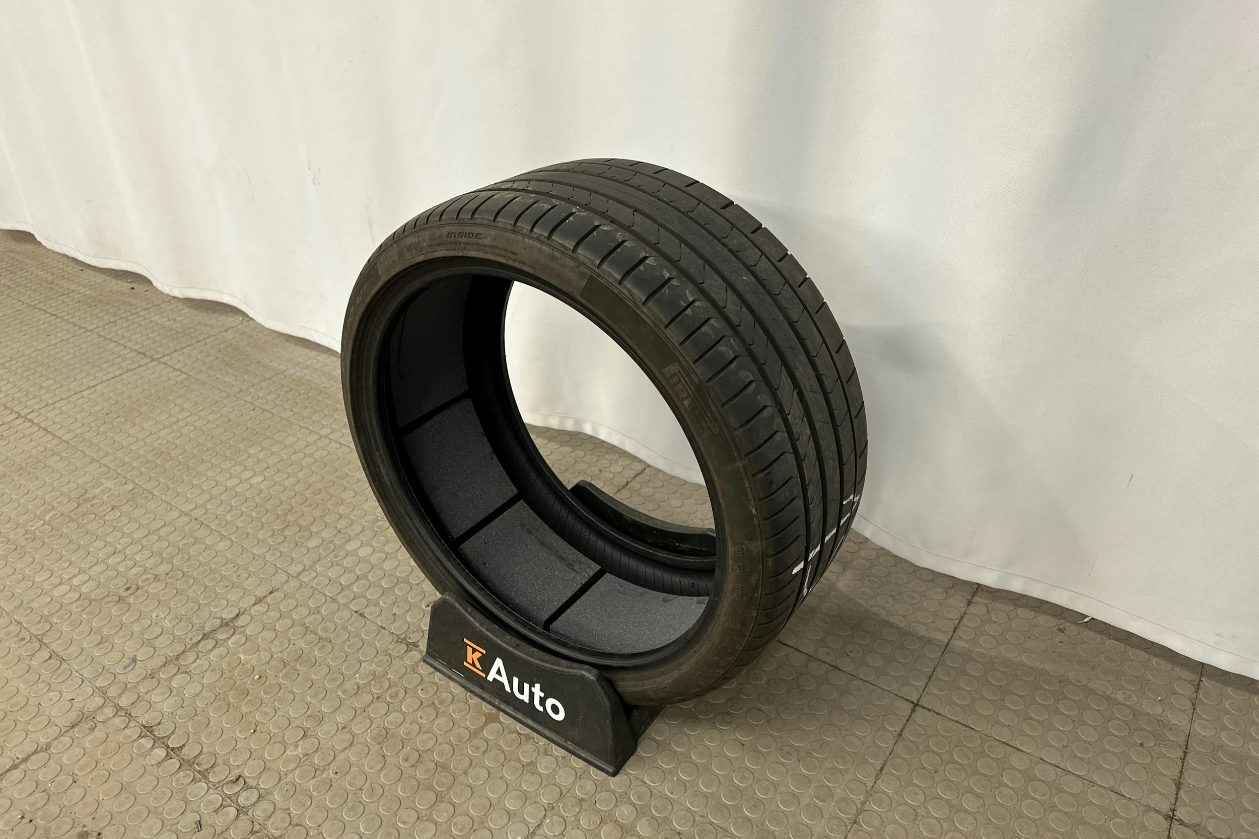 punainen Tesla Model 3 2024 kuva 13.