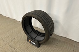 punainen Tesla Model 3 2024 kuva 13.