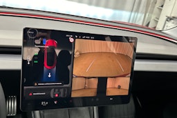 punainen Tesla Model 3 2024 kuva 15.