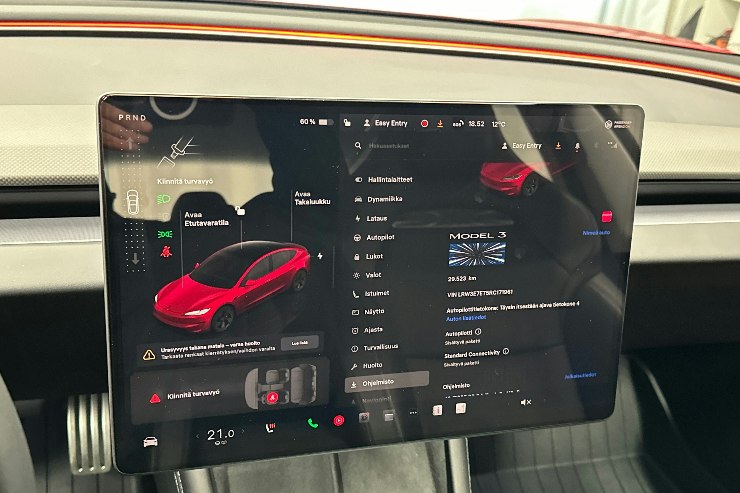 punainen Tesla Model 3 2024 kuva 16.