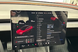 punainen Tesla Model 3 2024 kuva 16.
