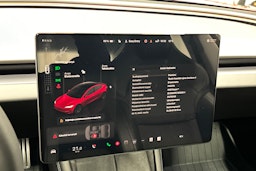 punainen Tesla Model 3 2024 kuva 17.