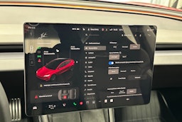 punainen Tesla Model 3 2024 kuva 18.
