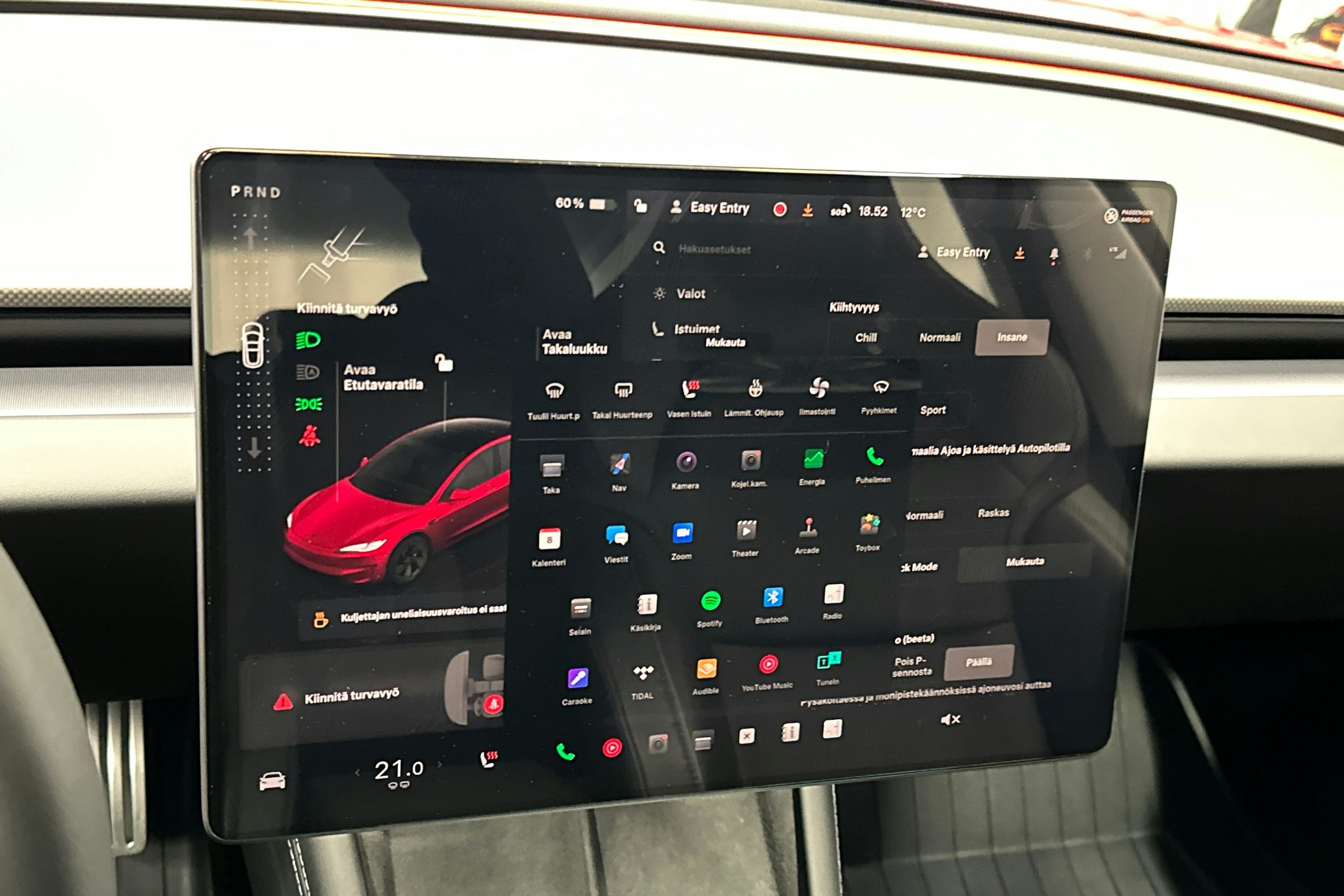 punainen Tesla Model 3 2024 kuva 19.