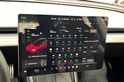 punainen Tesla Model 3 2024 kuva 19.