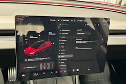 punainen Tesla Model 3 2024 kuva 20.