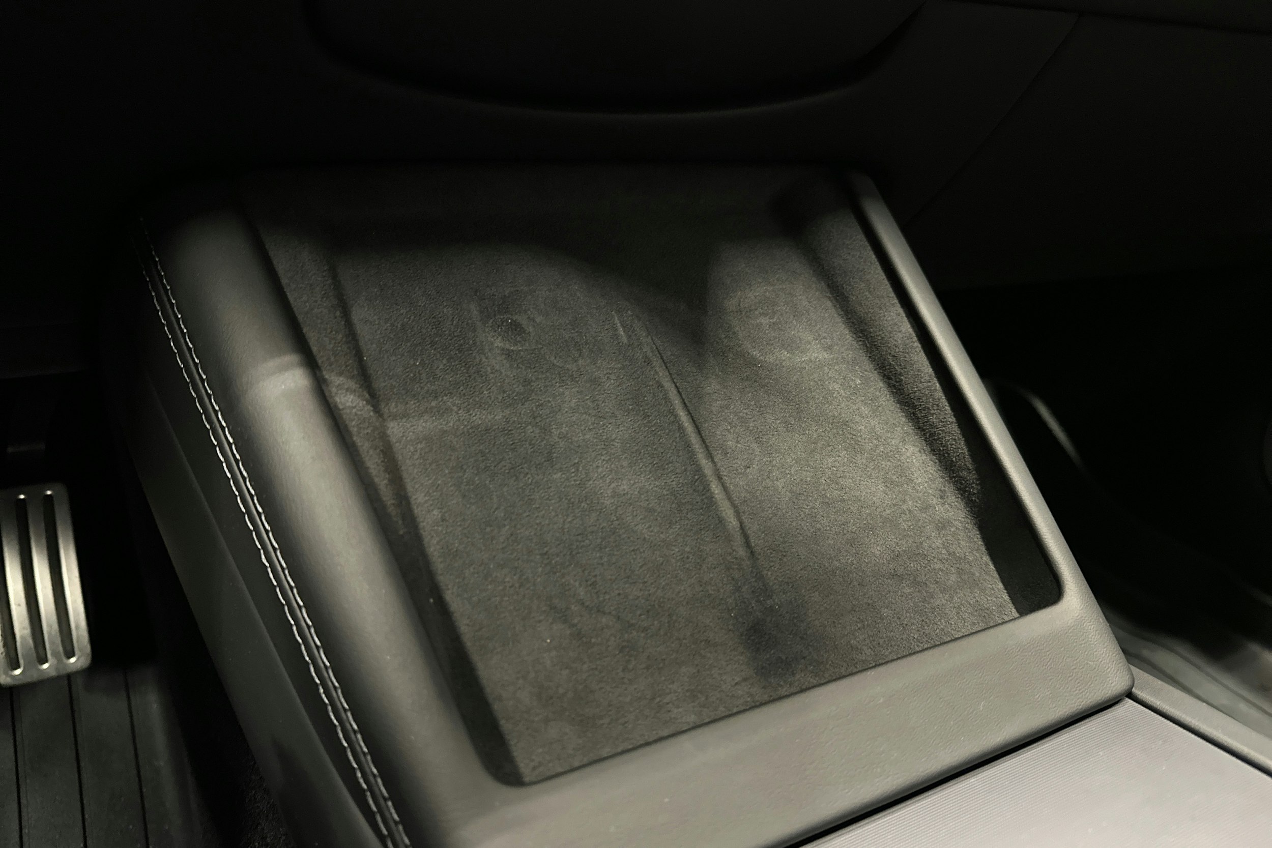 punainen Tesla Model 3 2024 kuva 21.