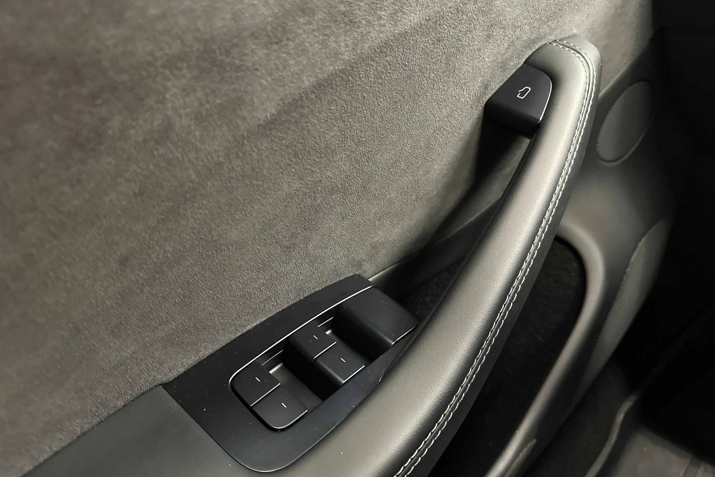 punainen Tesla Model 3 2024 kuva 22.