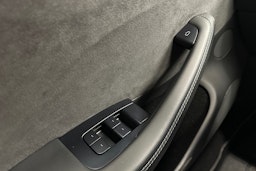 punainen Tesla Model 3 2024 kuva 22.