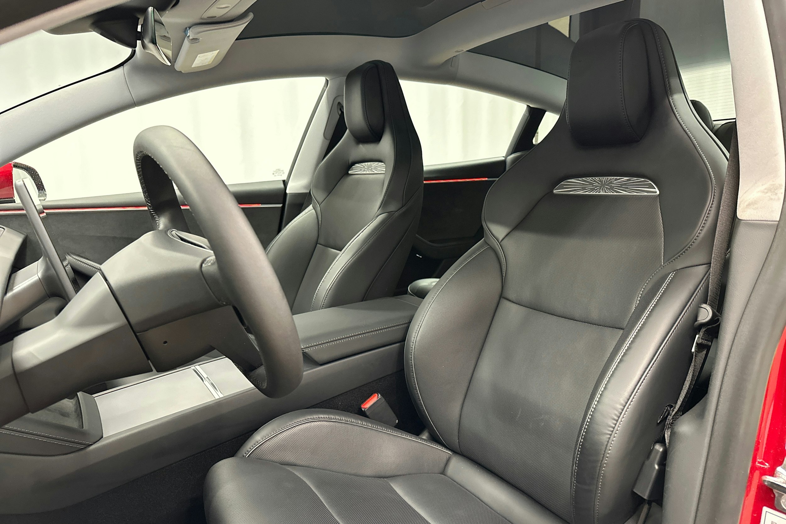 punainen Tesla Model 3 2024 kuva 23.