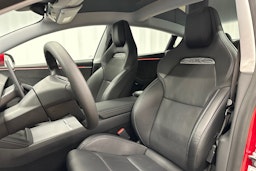 punainen Tesla Model 3 2024 kuva 23.