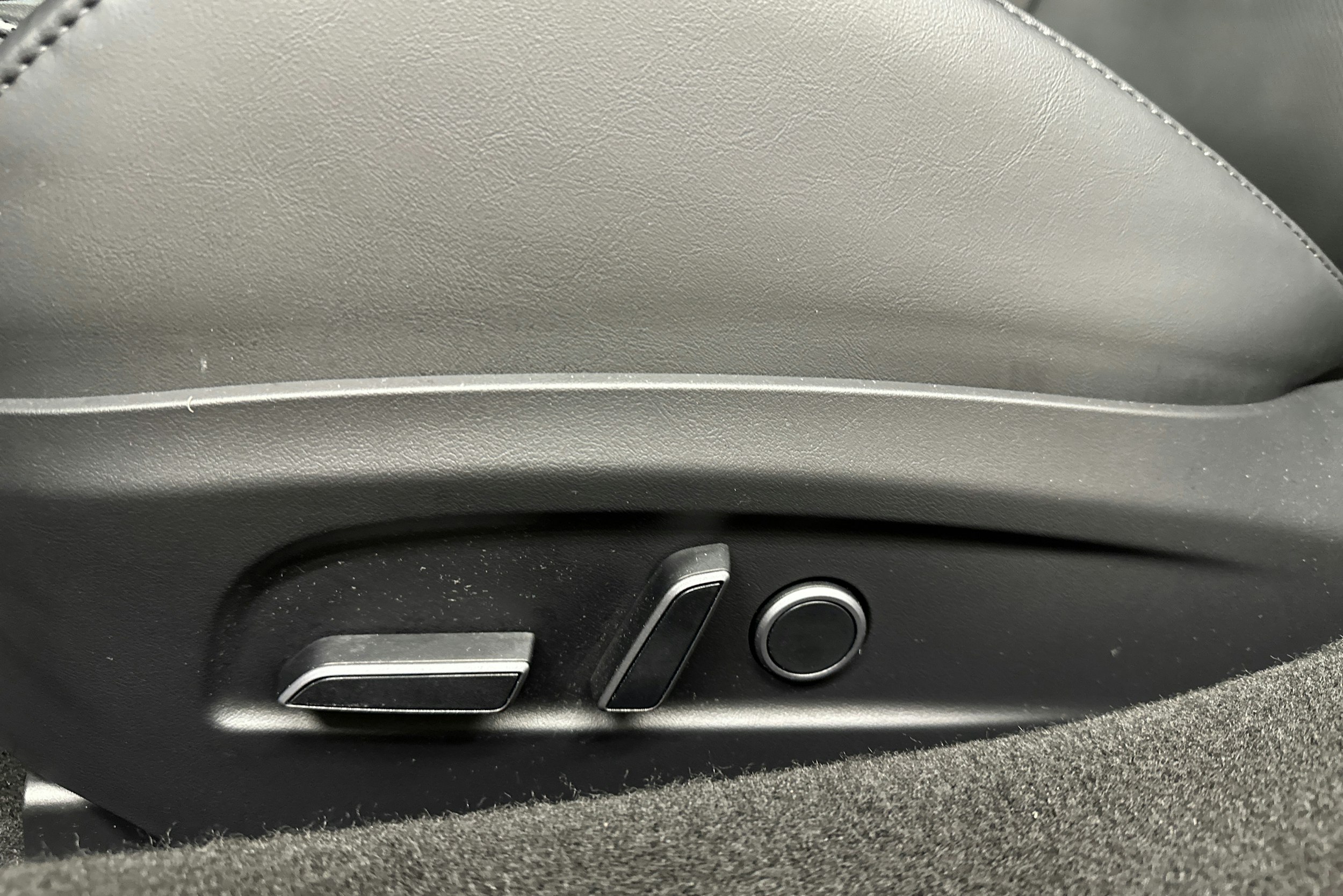 punainen Tesla Model 3 2024 kuva 24.