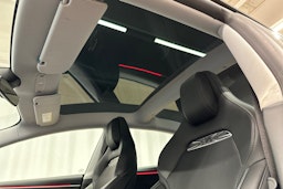 punainen Tesla Model 3 2024 kuva 25.