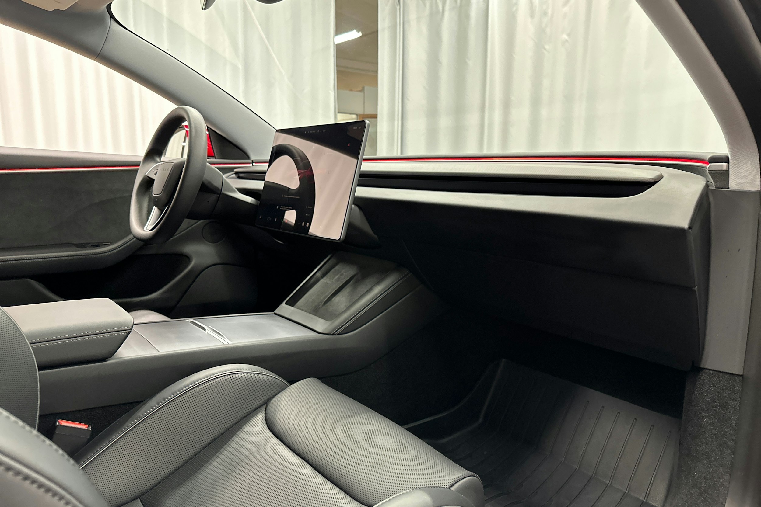 punainen Tesla Model 3 2024 kuva 26.