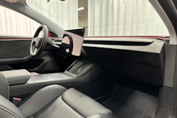 punainen Tesla Model 3 2024 kuva 26.