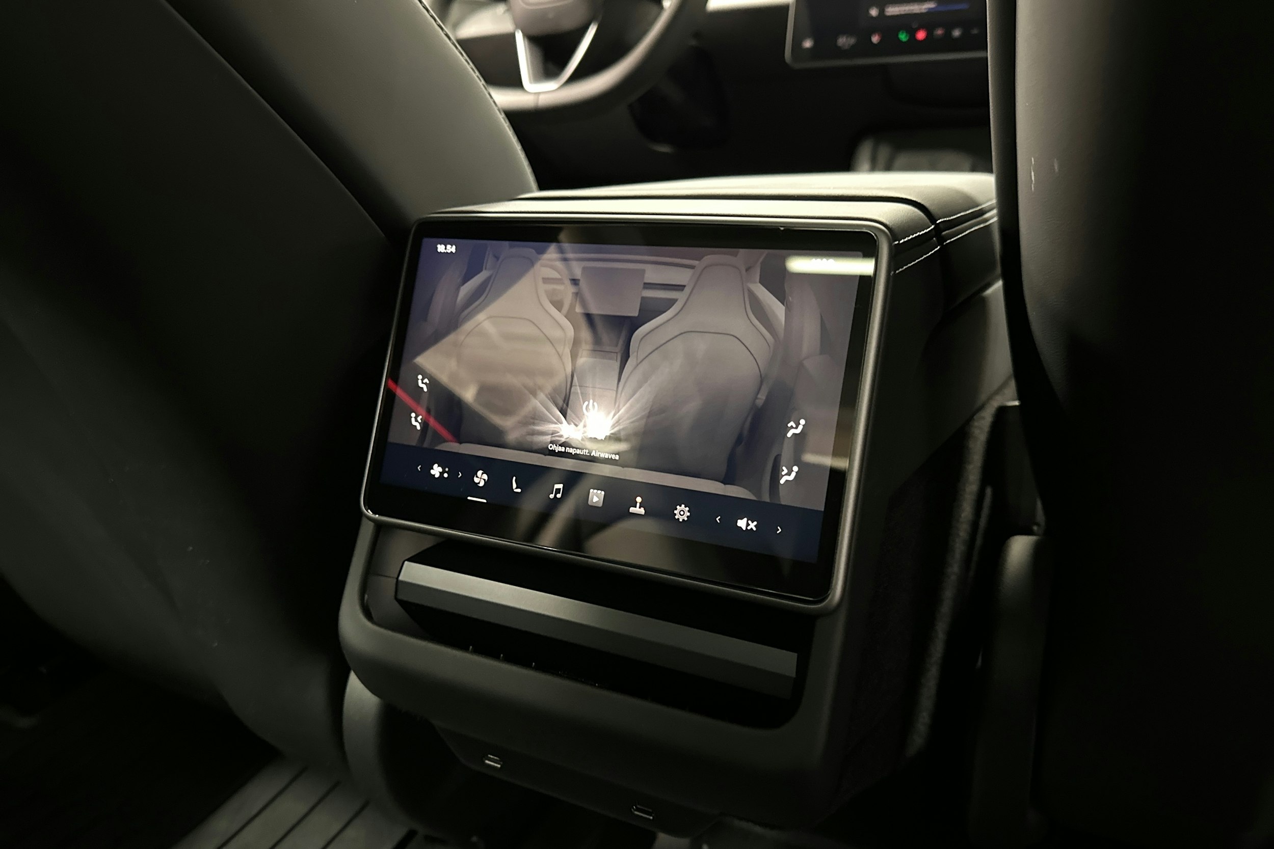 punainen Tesla Model 3 2024 kuva 27.