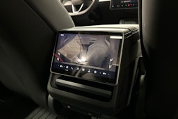 punainen Tesla Model 3 2024 kuva 27.