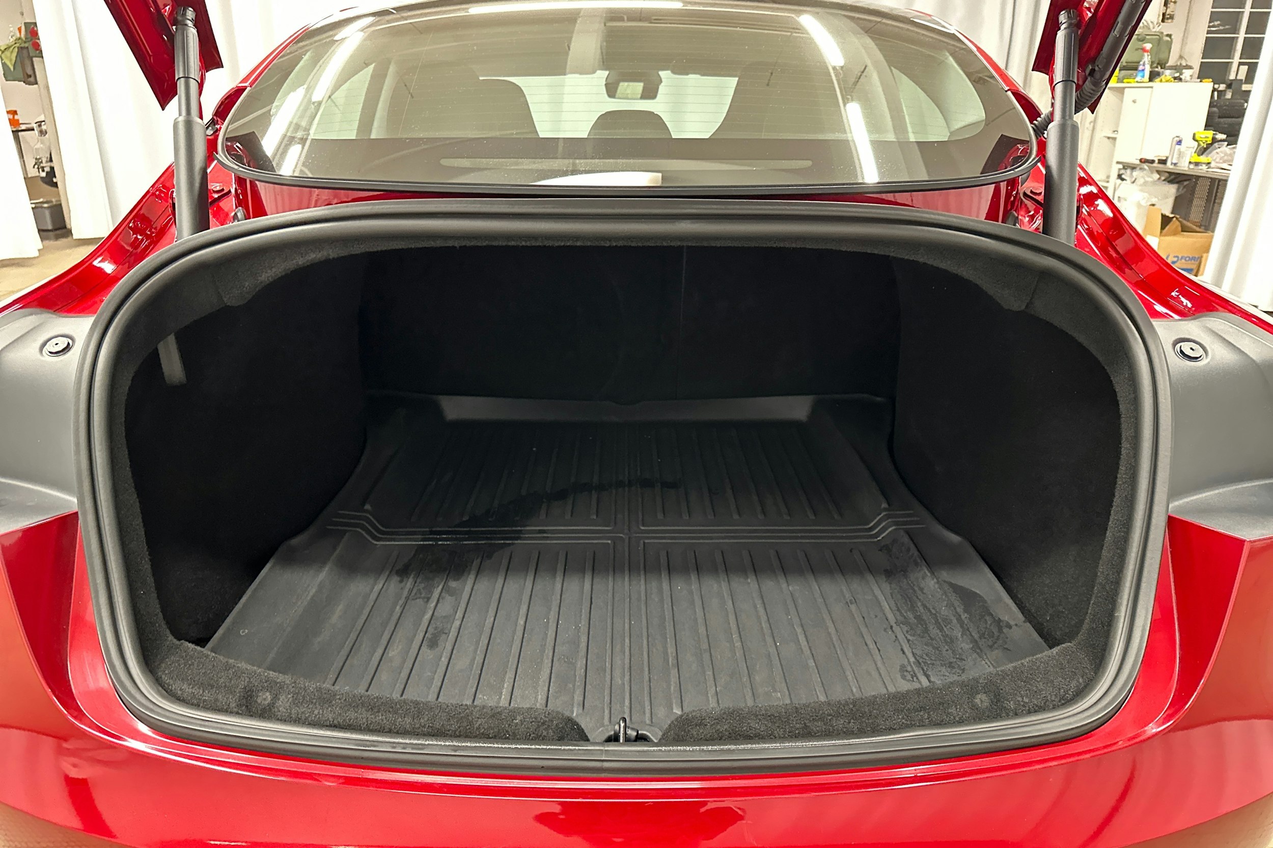 punainen Tesla Model 3 2024 kuva 28.