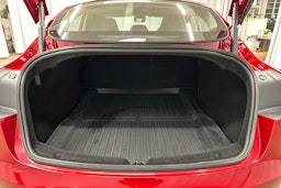 punainen Tesla Model 3 2024 kuva 28.
