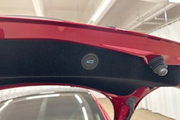 punainen Tesla Model 3 2024 kuva 29.