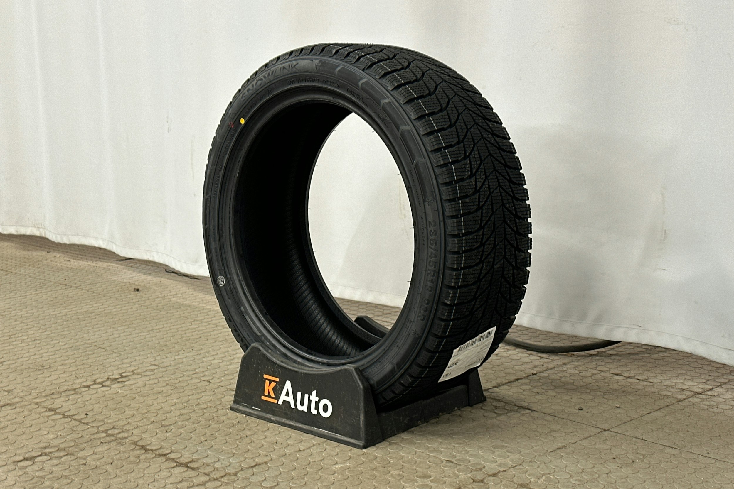 harmaa Tesla Model 3 2024 kuva 13.