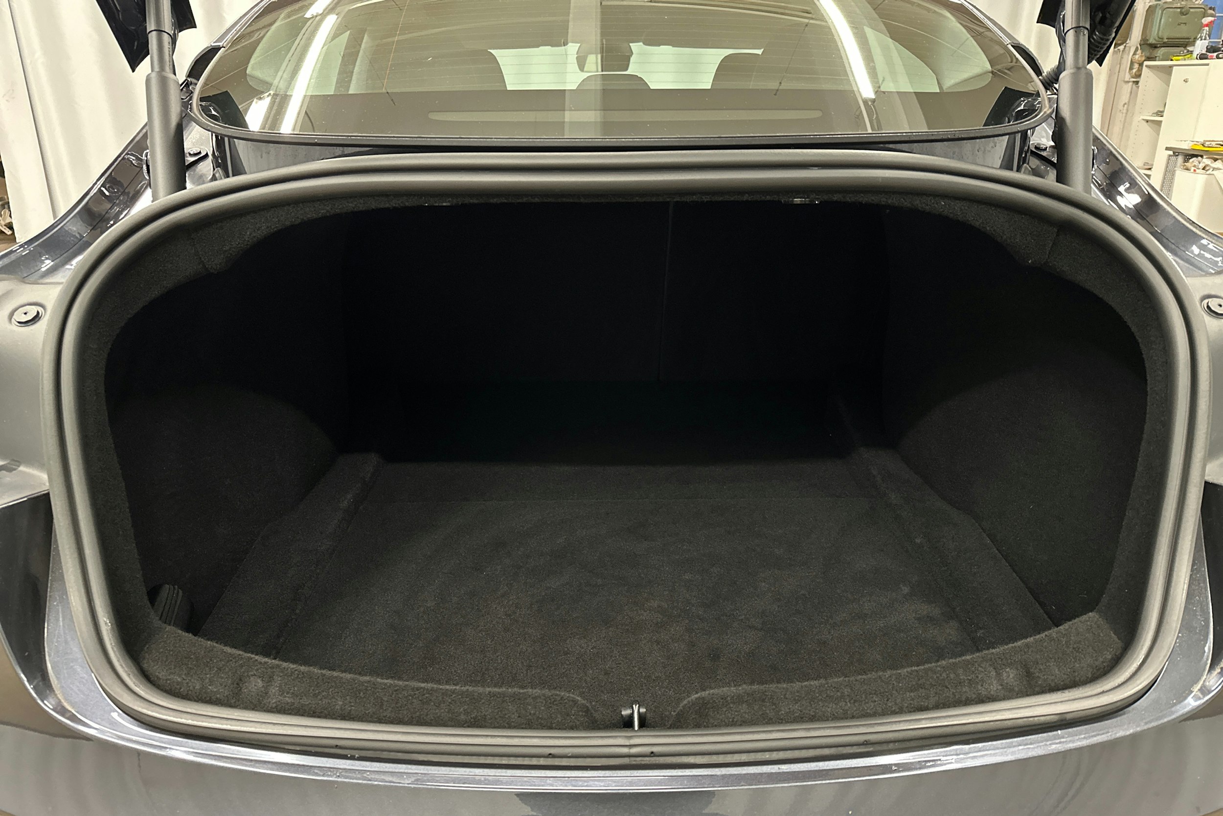 harmaa Tesla Model 3 2024 kuva 14.