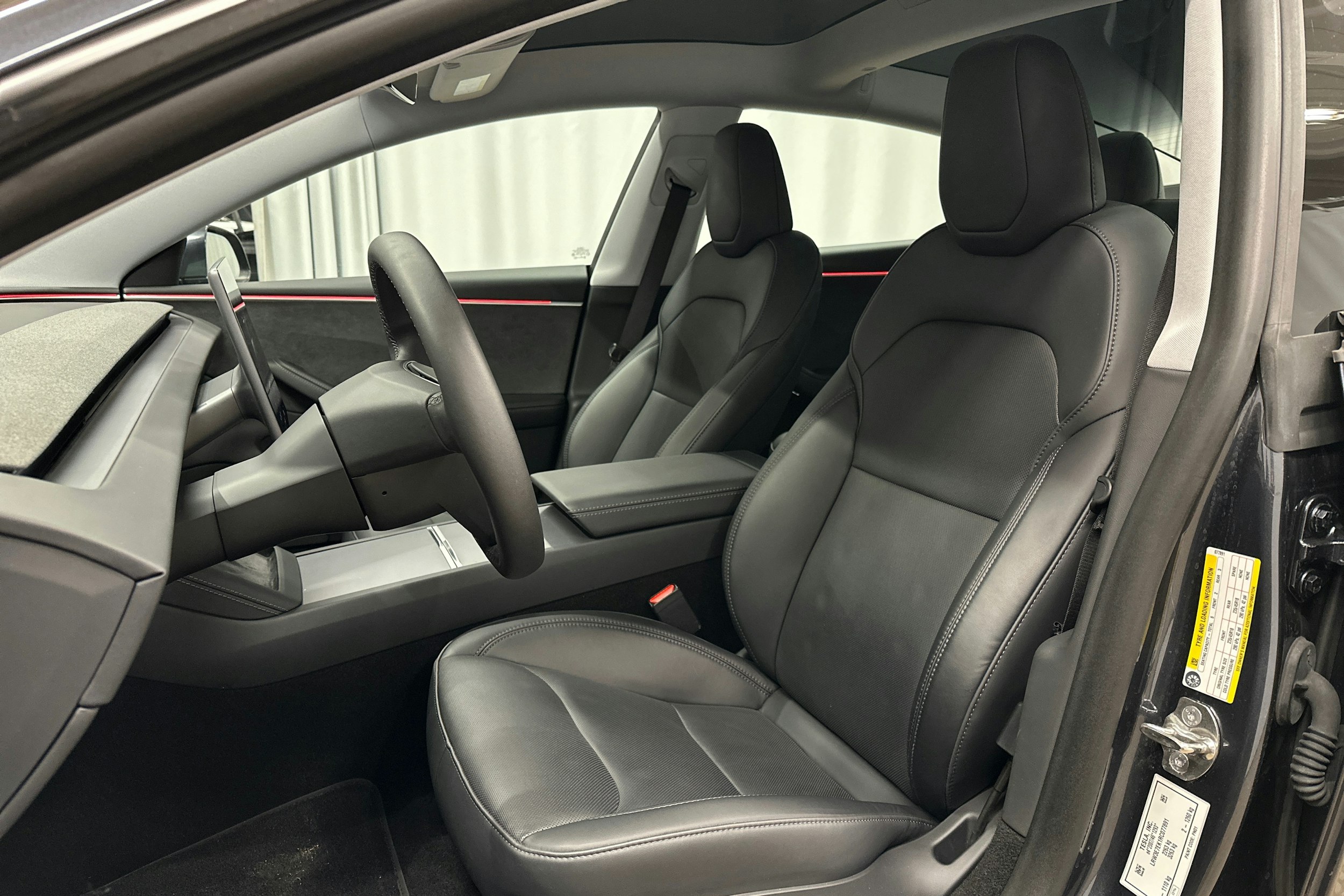 harmaa Tesla Model 3 2024 kuva 18.