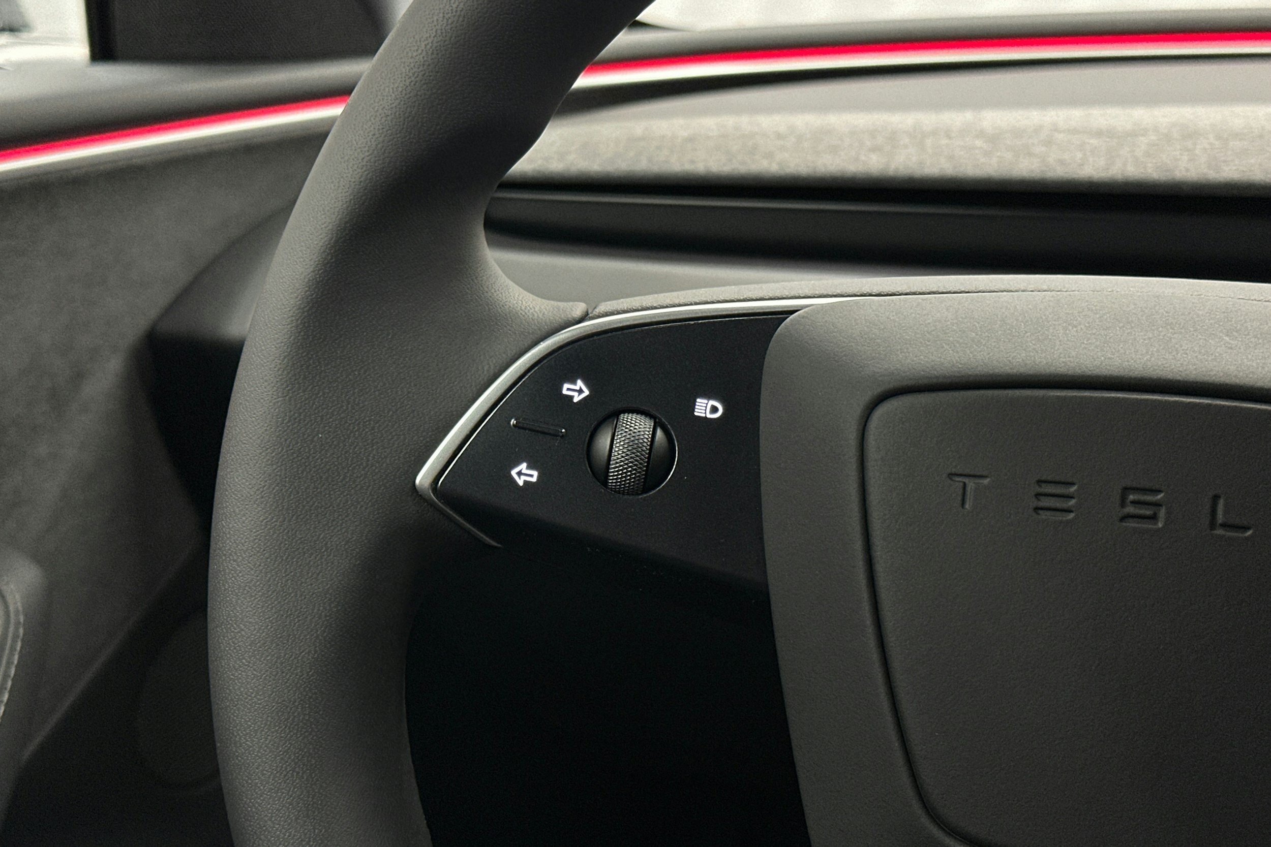 harmaa Tesla Model 3 2024 kuva 21.