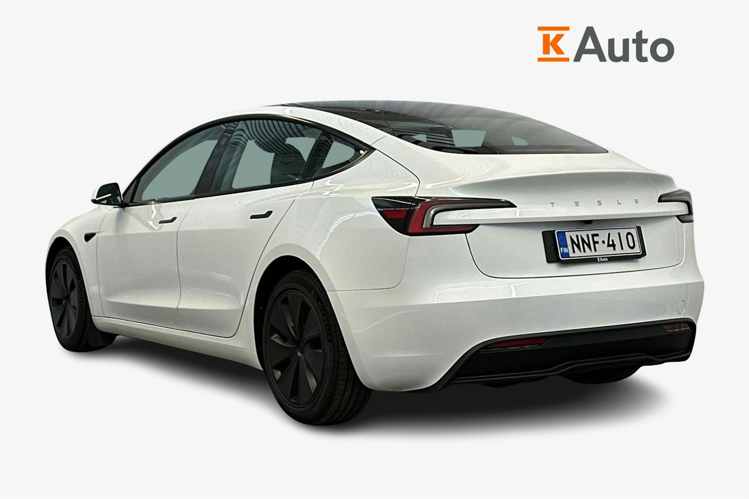 valkoinen Tesla Model 3 2024 kuva 2.