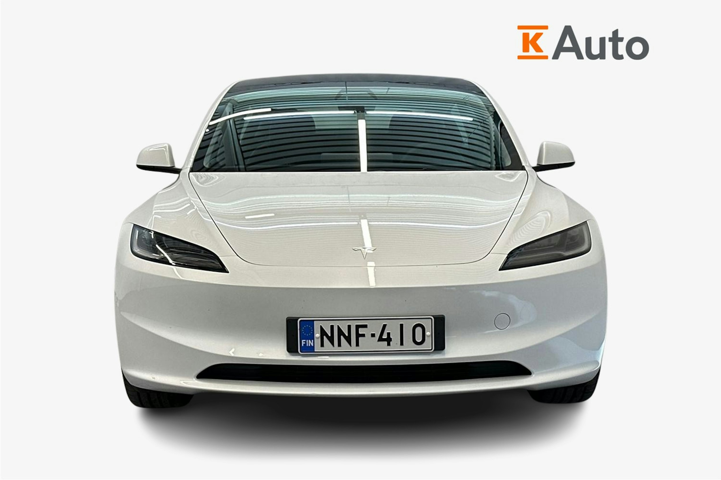 valkoinen Tesla Model 3 2024 kuva 4.