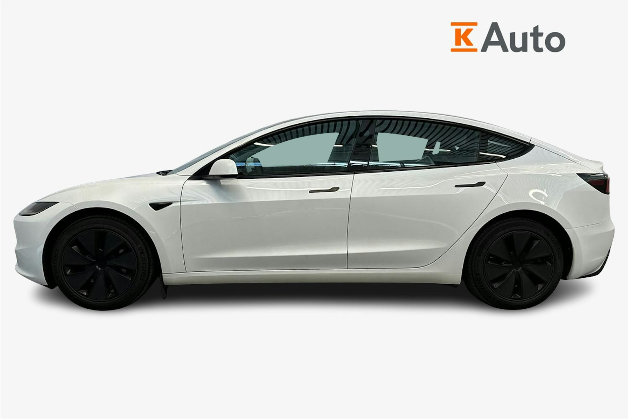 valkoinen Tesla Model 3 2024 kuva 5.