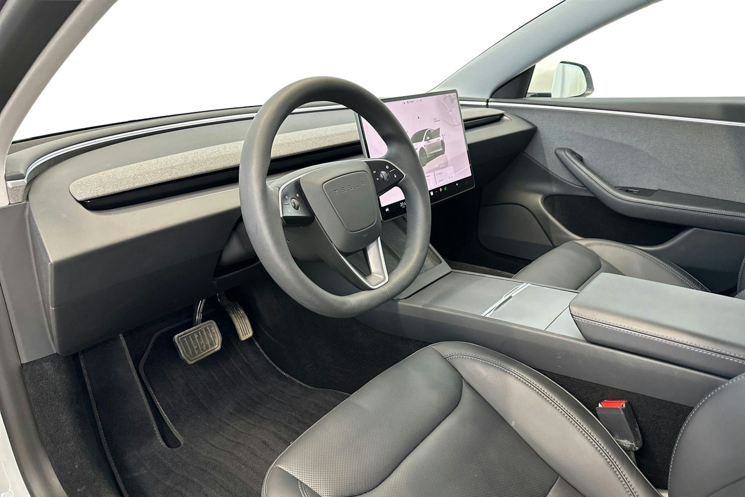 valkoinen Tesla Model 3 2024 kuva 6.
