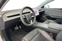 valkoinen Tesla Model 3 2024 kuva 6.