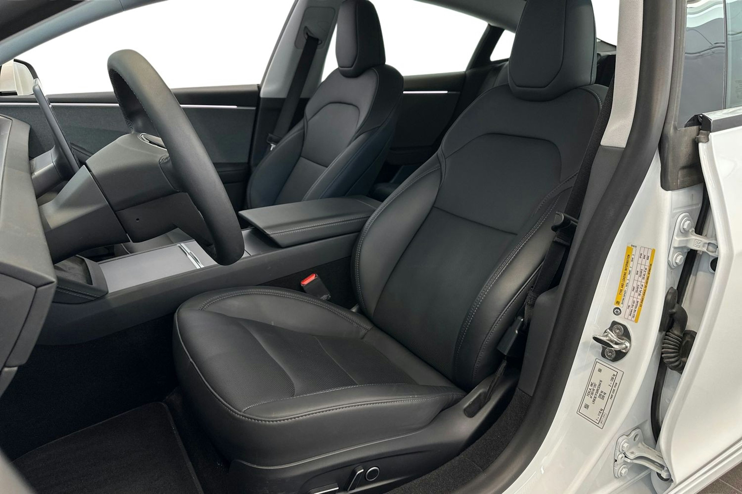 valkoinen Tesla Model 3 2024 kuva 7.