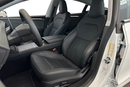 valkoinen Tesla Model 3 2024 kuva 7.