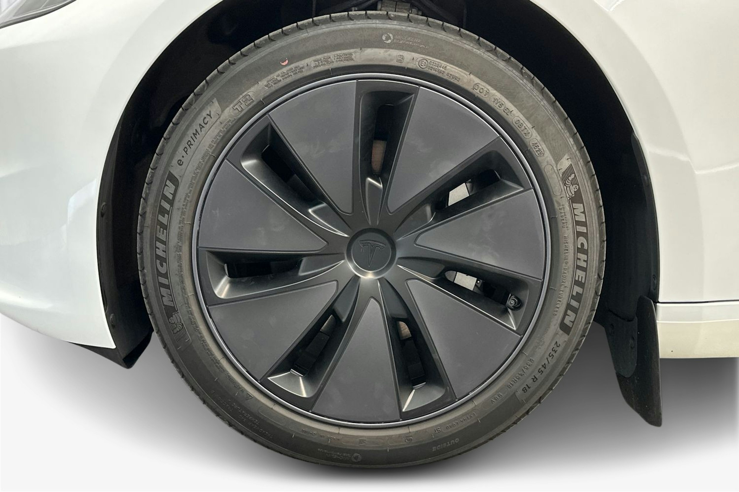 valkoinen Tesla Model 3 2024 kuva 9.