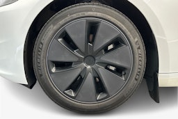 valkoinen Tesla Model 3 2024 kuva 9.