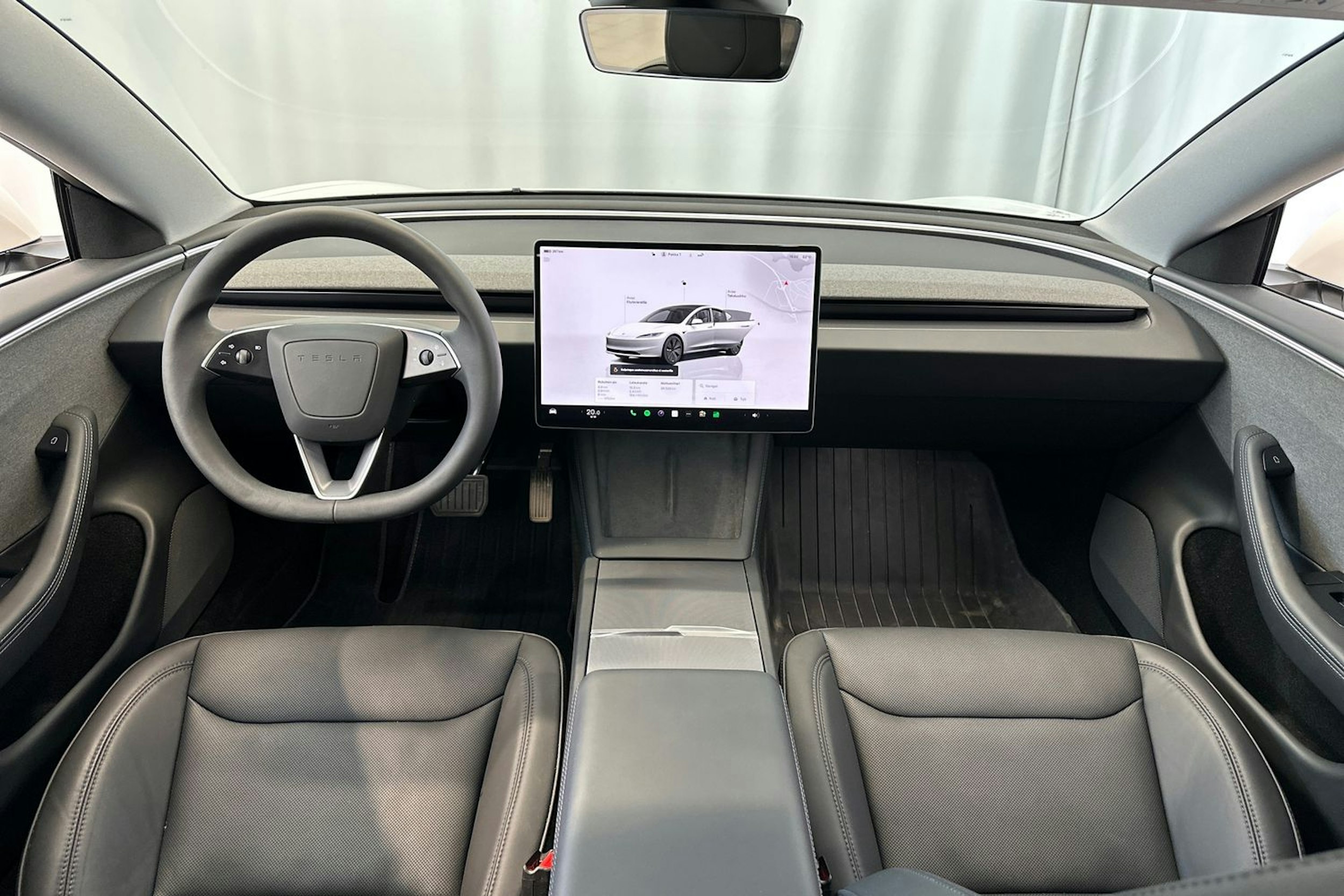 valkoinen Tesla Model 3 2024 kuva 11.