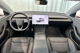valkoinen Tesla Model 3 2024 kuva 11.